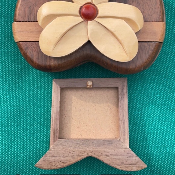 Heart Shaped Ring puzzle Box. Beautiful bow detail on the top of the box. - Picture 3 of 7